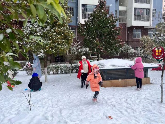 下雪了！“玩嗨”了！居民尽享雪中乐趣